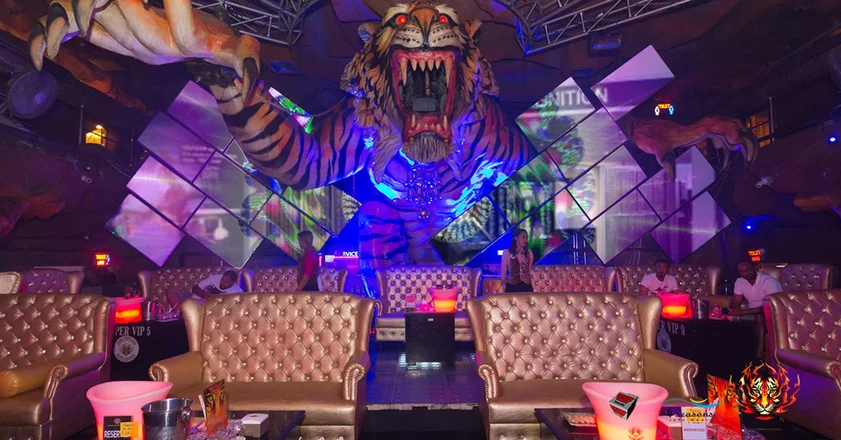 Mosíaco artístico de parede de vídeo no salão do Tiger Night Club, com um grande tigre no meio das paredes, e área para sentar na frente
