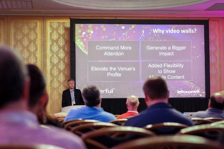 Tim Griffin, CTO de Userful, fazendo uma apresentação sobre AV-over-IP, e porque as paredes de vídeo são importantes no Infocomm 2018