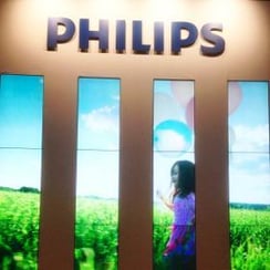 Estande de soluções de sinalização da Philips com anúncio na parede de vídeo na ISE 2017 Amsterdam