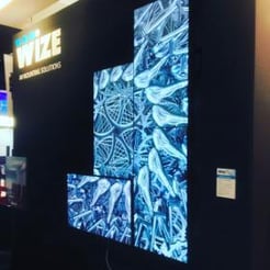 Estande de soluções de montagem Wize-AV com publicidade na parede de vídeo na ISE 2017 Amsterdam