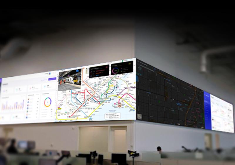 Vídeo mural em uma sala de controle noc, exibindo mapas de trânsito e painéis de dados