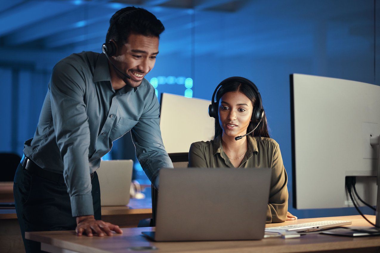 empresário-call-center-e-coaching-no-laptop