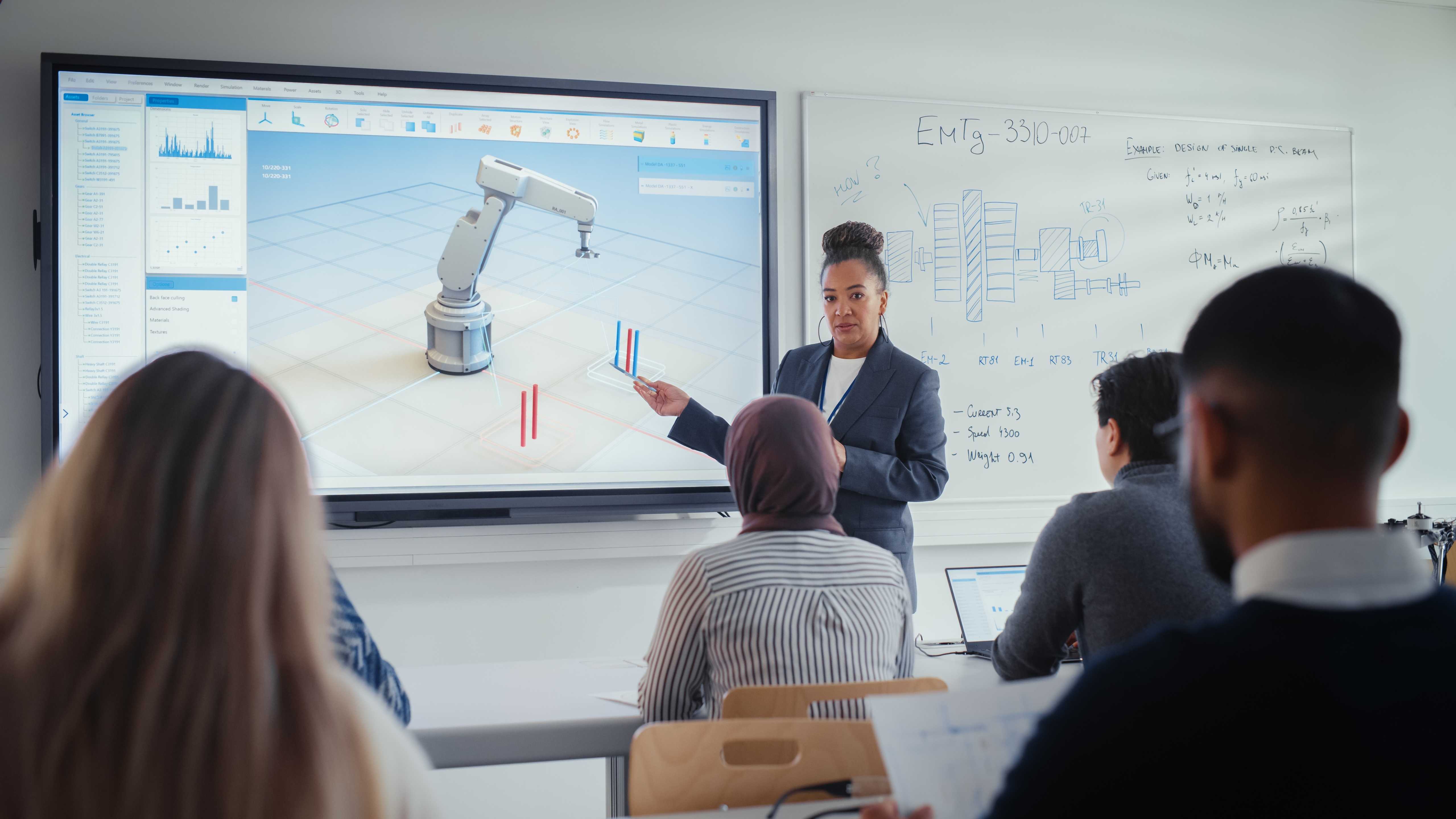 alunos olhando para a tela enquanto o professor apresenta