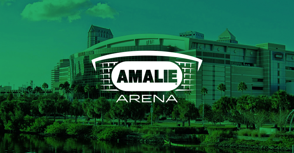 Amalie Arena com sobreposição verde e logotipo