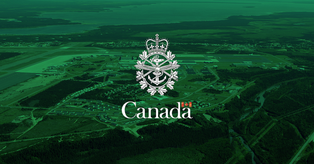 Logotipo branco das Forças Armadas Canadenses, centrado em uma foto sobreposta verde de uma base