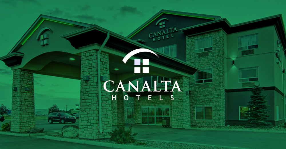 Foto de um Hotel Canalta, com uma sobreposição verde transparente, e o logotipo dos Hotéis Canalta em branco centrado no meio
