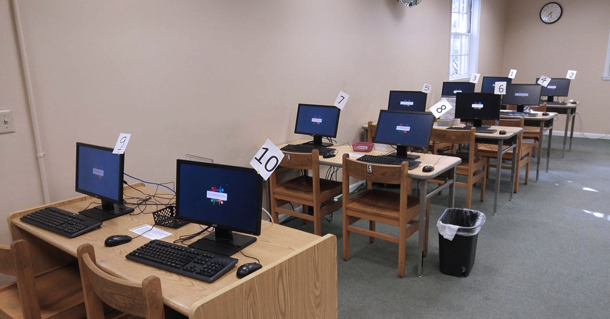 8 Estações de trabalho em uma sala de informática na Biblioteca Pública de Monro Country, gerenciada pelo Desktop Userful