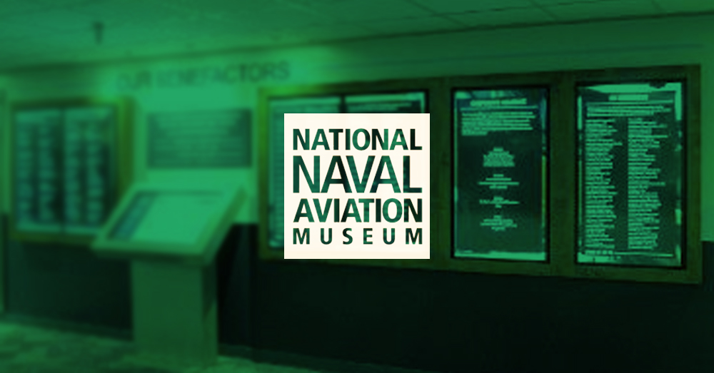 Museu Nacional de Aviação Naval, salão de reconhecimento vazio, com paredes de vídeo para exibição de reconhecimento de doadores com sobreposição verde e logotipo