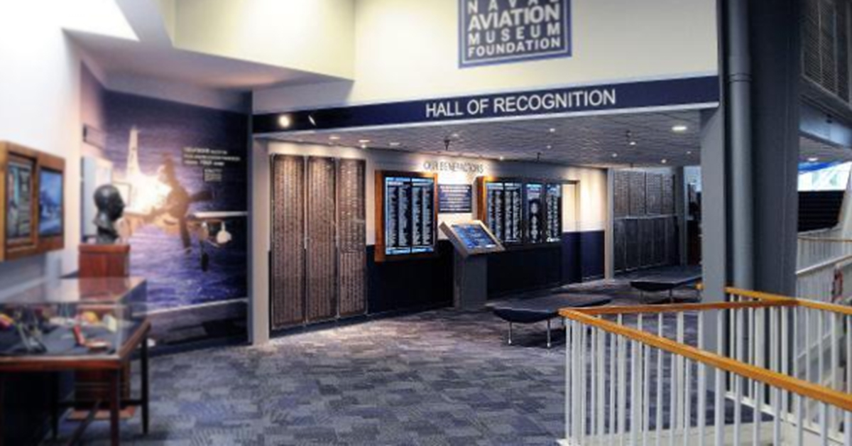 Museu Nacional de Aviação Naval, salão de reconhecimento vazio, com paredes de vídeo para exibição de reconhecimento de doadores