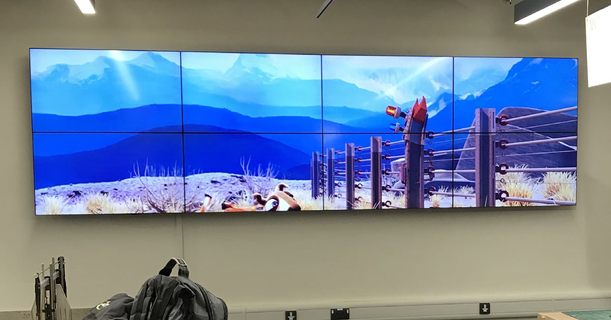 8 painéis de parede de vídeo em sala de aula exibindo um desenho animado