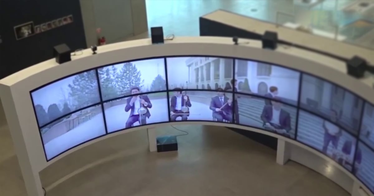 Telas curvas de vídeo exibindo músicos por nClouding em parceria com o Userful implantado pelo Korean Aerospace Research Institute