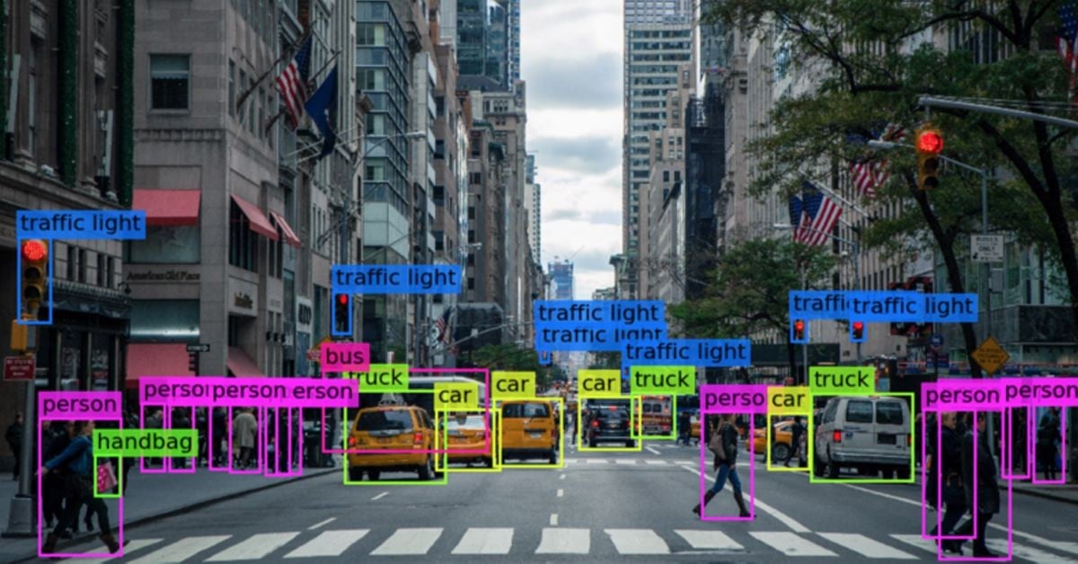 Rua da cidade com pessoas, semáforos, carros, ônibus, caminhões e bolsas destacados através do software de reconhecimento visual AI