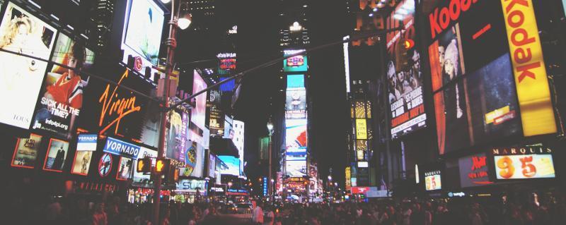 Times Square, em Nova York, repleta de paredes de vídeo e sinalização digital à noite