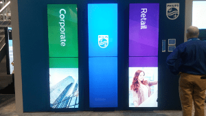 Painel de 6 painéis de vídeo exibindo anúncios da Philips