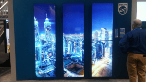 6 painéis de vídeo da Philips exibindo uma cidade no centro da cidade à noite