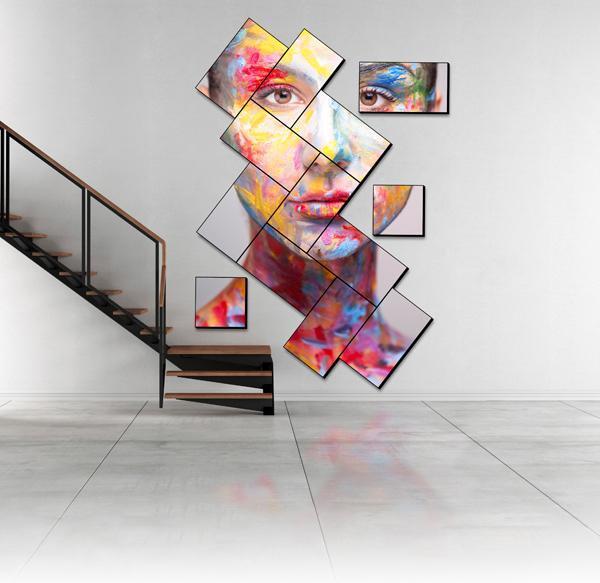 Uma escadaria moderna e um mosaico de vídeo artístico exibindo uma peça de arte de um rosto pintado