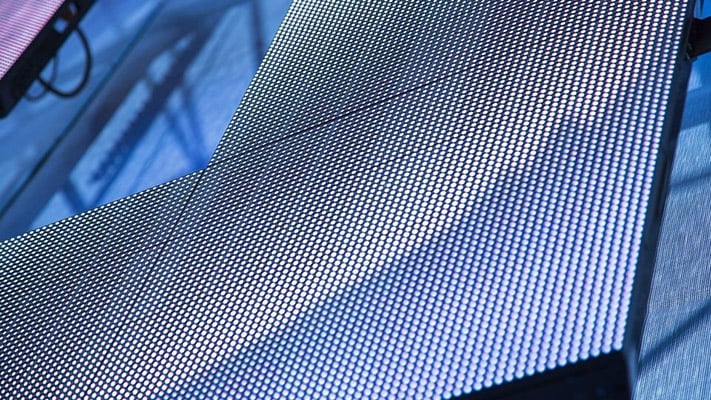 Fechamento de um painel LED que faz parte de uma parede de vídeo