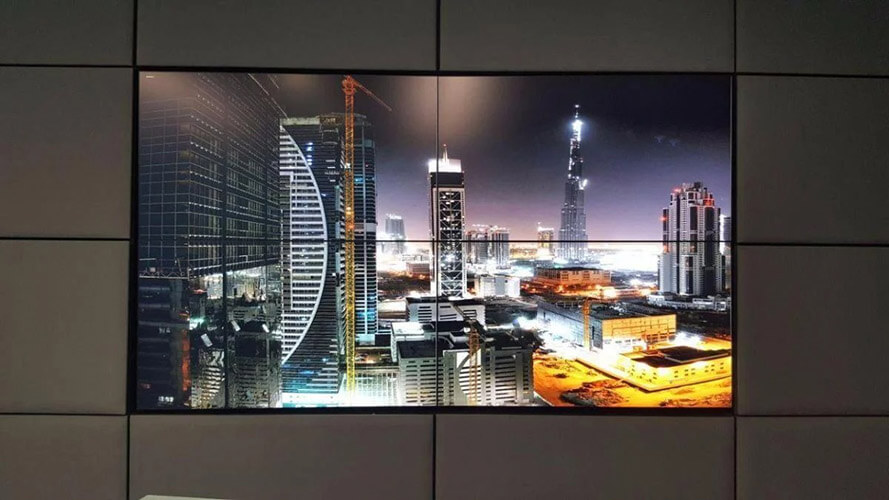 4 painéis de parede de vídeo exibindo uma foto do centro de Dubai à noite