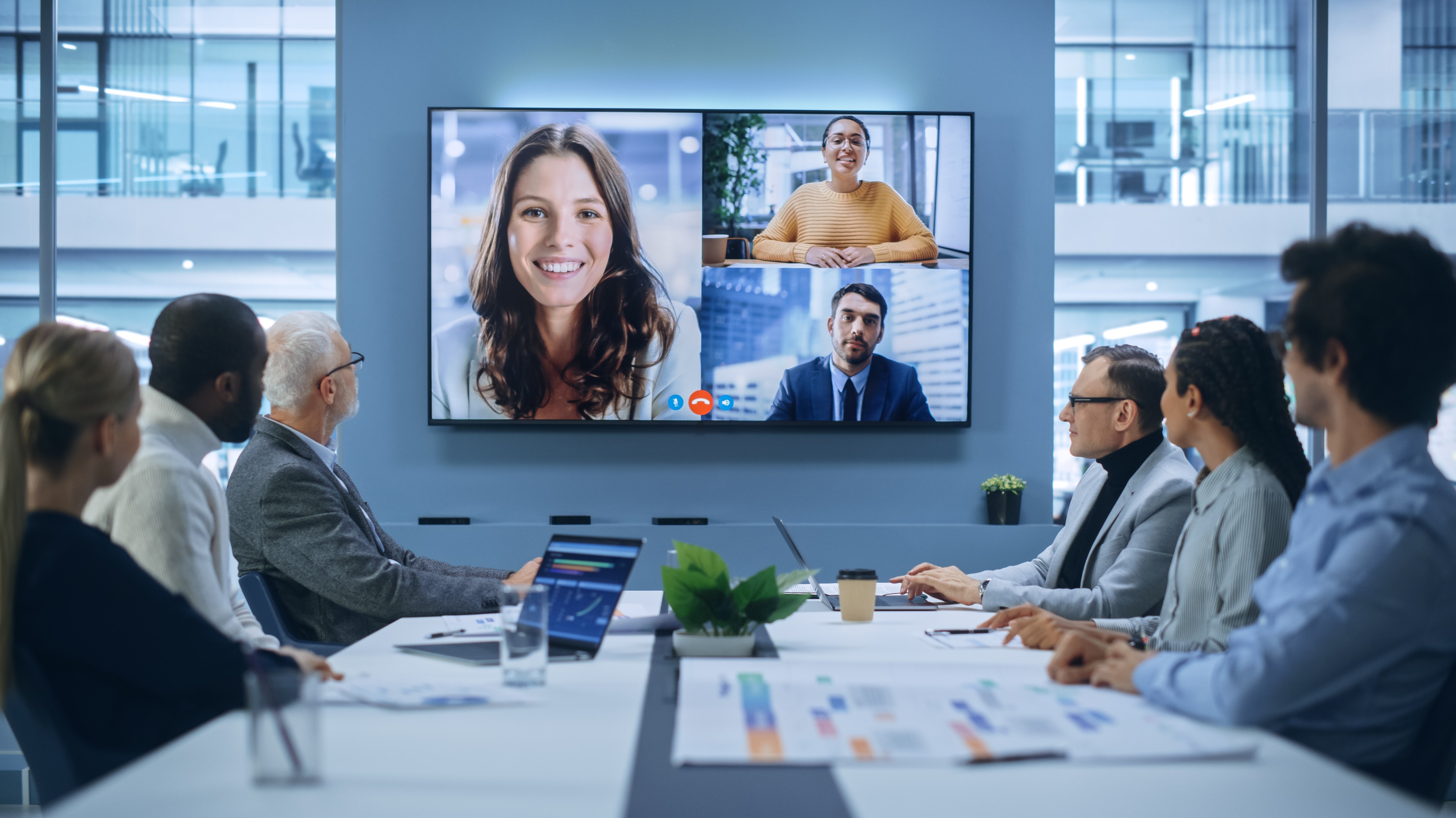 Reunião em sala de reunião com videoconferência 