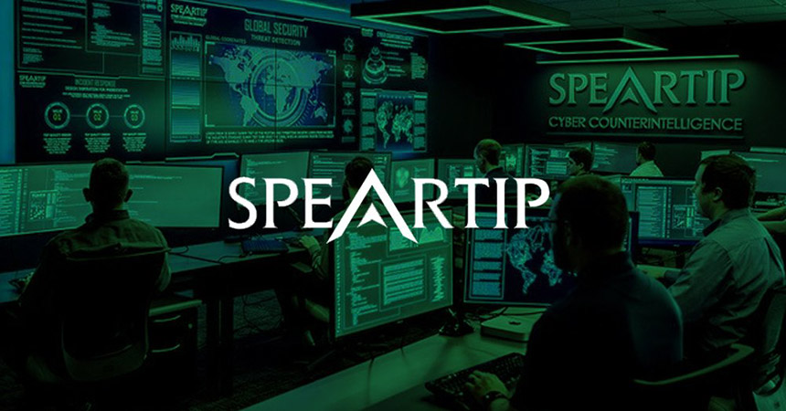 Speartip Cyber Counterintelligence centro de operações de segurança com paredes de vídeo exibindo dados, e trabalhadores em estações de trabalho com sobreposição verde e logotipo